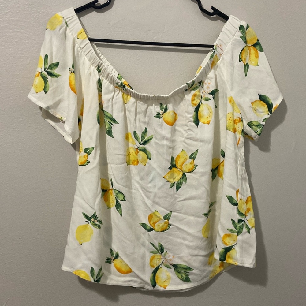 Large off the shoulder top, Large lemon print, never worn.